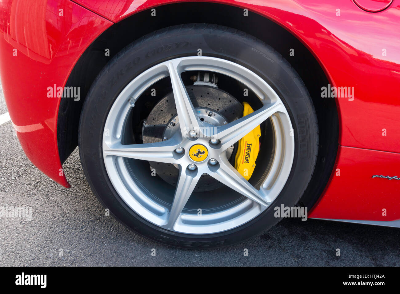 Ferrari auto sportive tipo 458 Italia DCT S-un dettaglio mostrante cinque raggi ruota in lega e pinze per freni a disco. Foto Stock