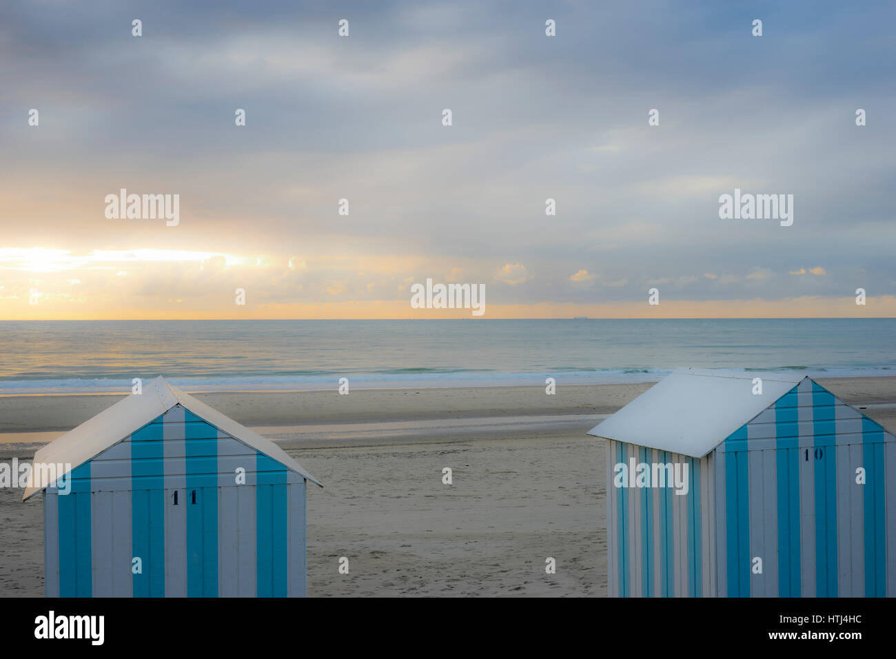 Cabine e Spiaggia di cappe sulla spiaggia di Neufchatel- Hardelot, Pas de Calais, Francia Foto Stock