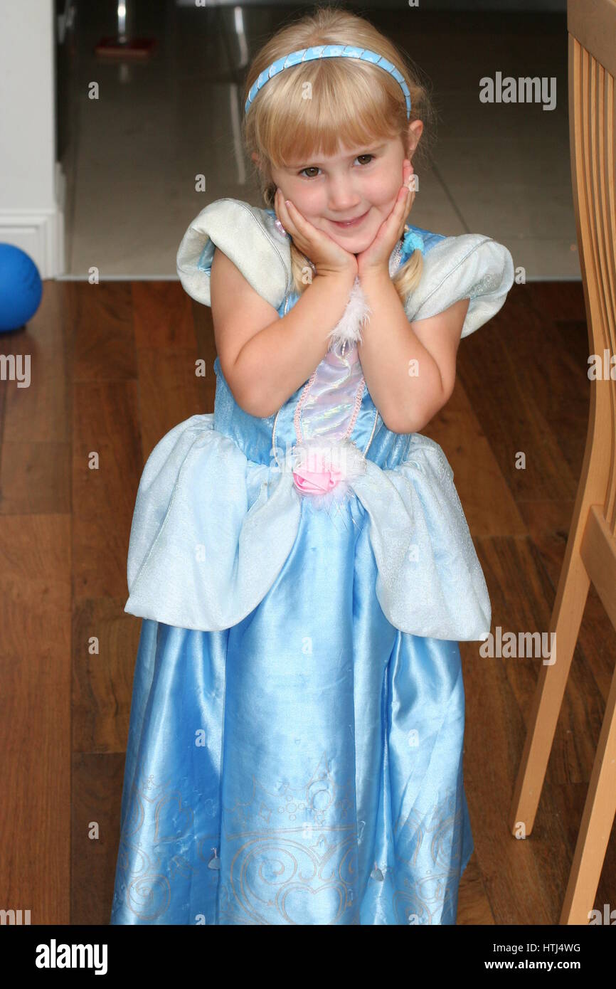 Bimba bionda, bambino kid vestito come Disney Cenerentola, disney costume,  dolce concetto innocenti, concetto di infanzia Foto stock - Alamy