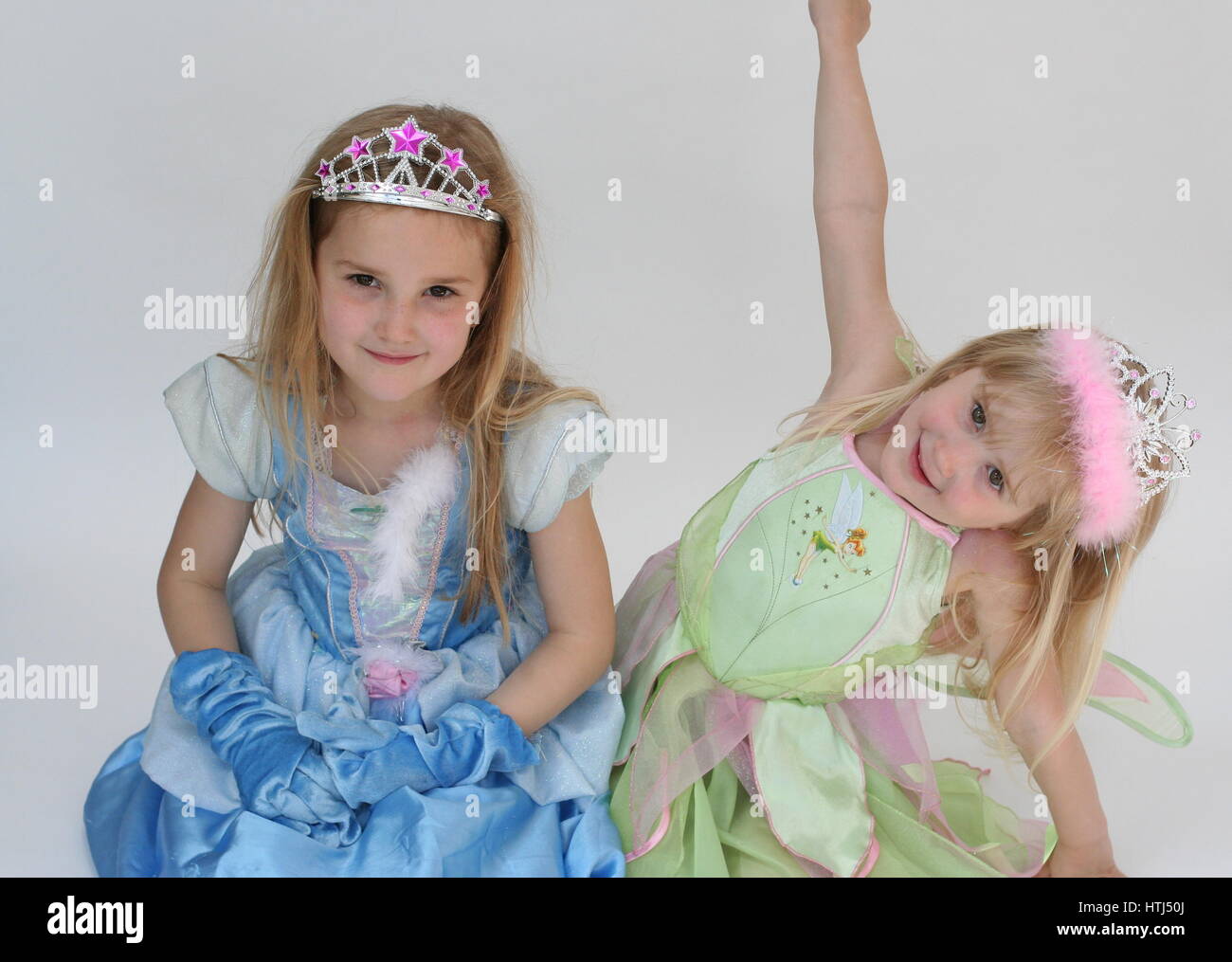 Disney Cinderella & Tincurbell costumi. Piccola bionda ragazze kids bambini  vestiti con abiti e corone Foto stock - Alamy