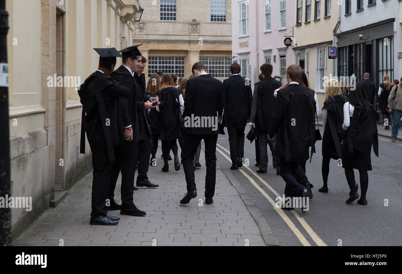 Gli studenti di Oxford University in camice durante la matricola. Foto Stock