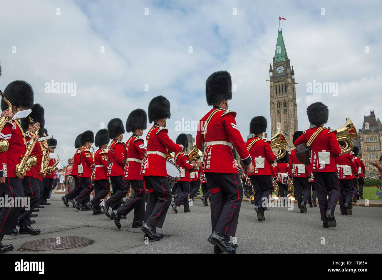 Cerimonia del cambio della guardia / parade, Ottawa, Ontario, Canada, cerimoniale di banda di guardia indossando cappelli bearskin / tappi. Foto Stock