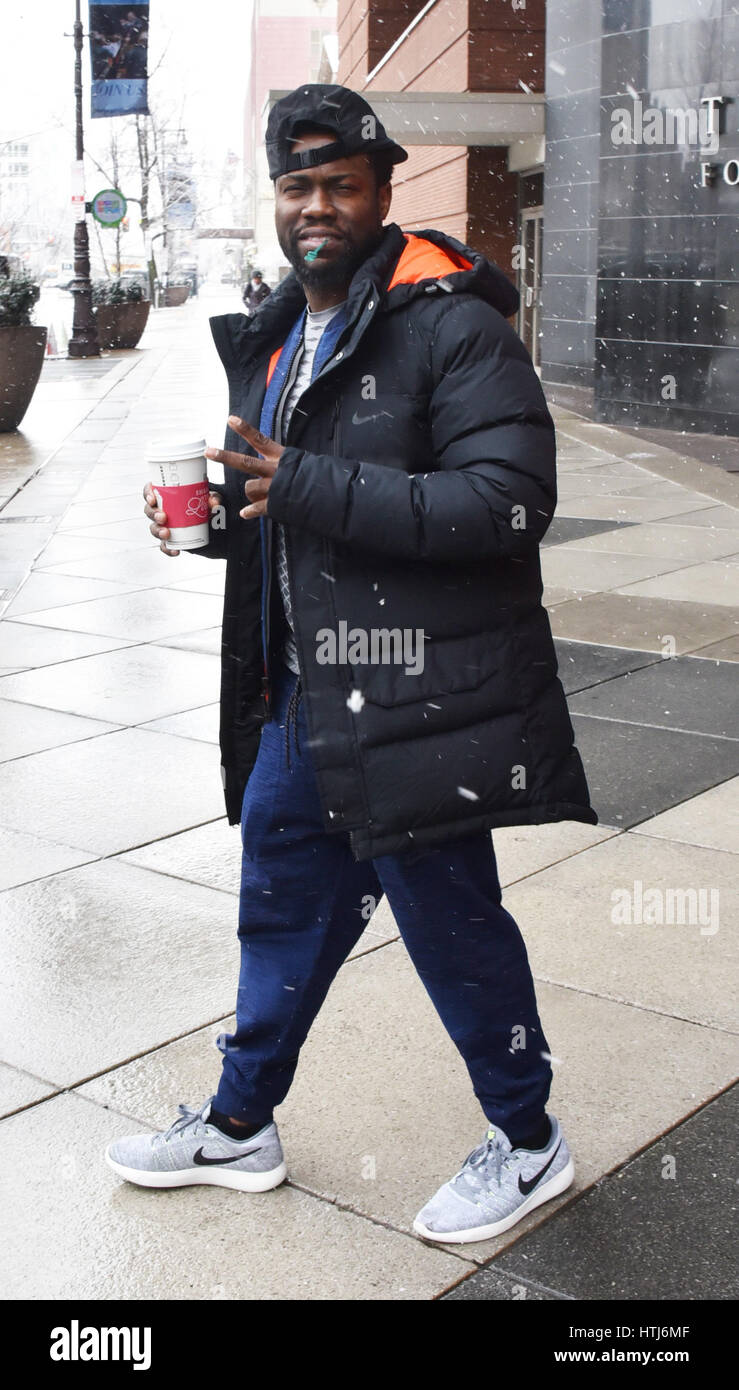 Kevin Hart sul set di gli intoccabili durante una tempesta di neve in Philly dotate: Kevin Hart dove: Philadelphia, Pennsylvania, Stati Uniti quando: 09 Feb 2017 Foto Stock
