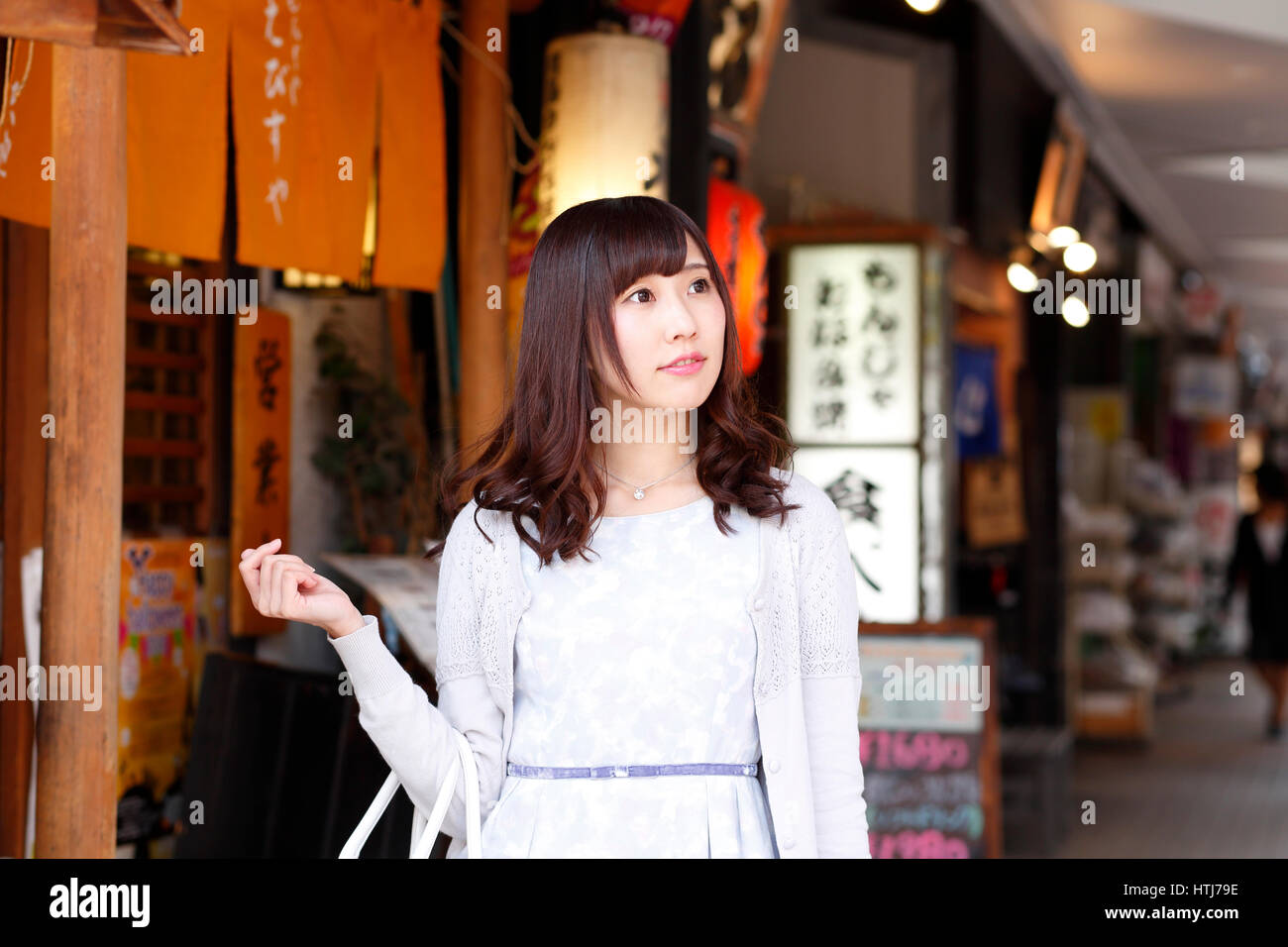 Moda Donna Giapponese in un tradizionale shopping street, Tokyo, Giappone Foto Stock