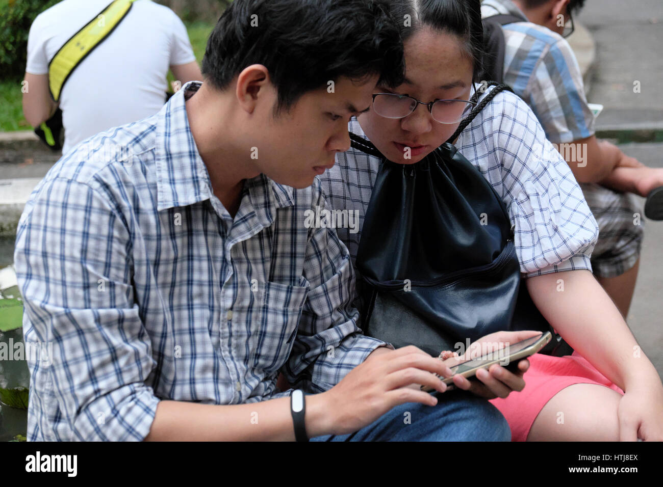 HO CHI MINH CITY, VIET NAM- Agosto 20, 2016: Giovani asiatici giovane Gioca Pokemon andare insieme su smart phone a Tao Dan park, Ho Chi Minh City, Vietnam Foto Stock