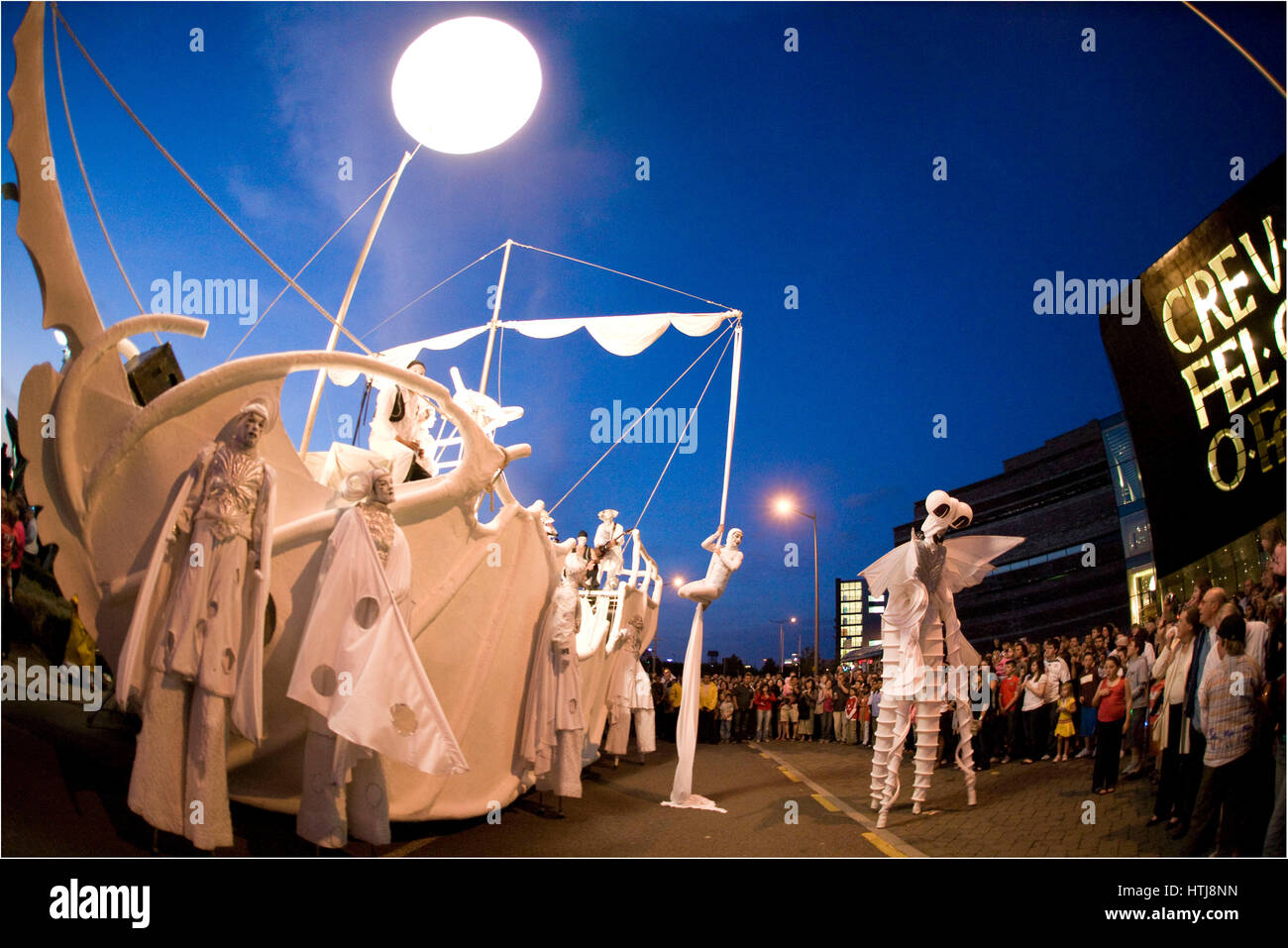 Le persone a svolgere nelle strade a wow open air show, Roald Dahl posto, la Baia di Cardiff, Cardiff, Galles. Foto Stock