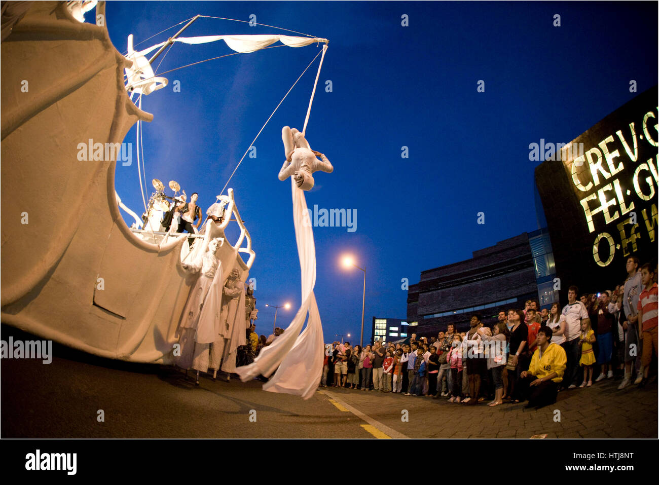Le persone a svolgere nelle strade a wow open air show, Roald Dahl posto, la Baia di Cardiff, Cardiff, Galles. Foto Stock