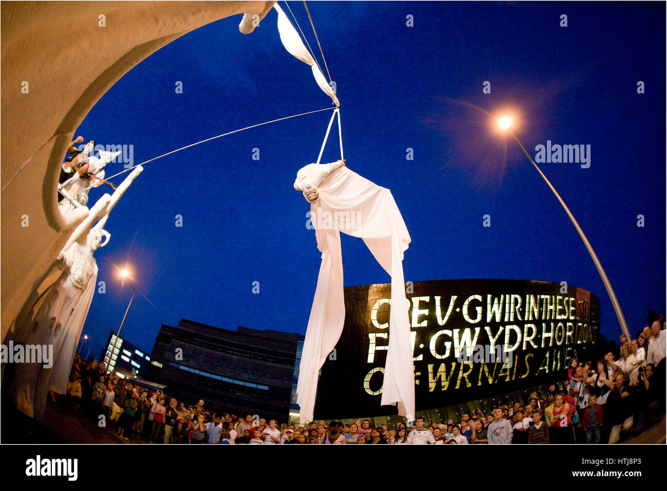 Le persone a svolgere nelle strade a wow open air show, Roald Dahl posto, la Baia di Cardiff, Cardiff, Galles. Foto Stock