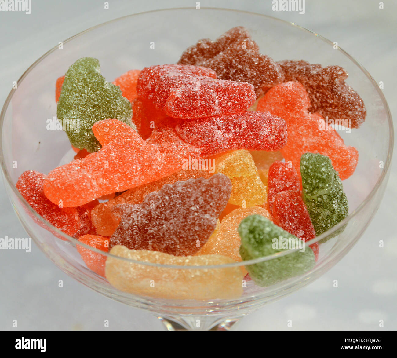 Vino gum in vari colori in una chiara ciotola di vetro. Foto Stock