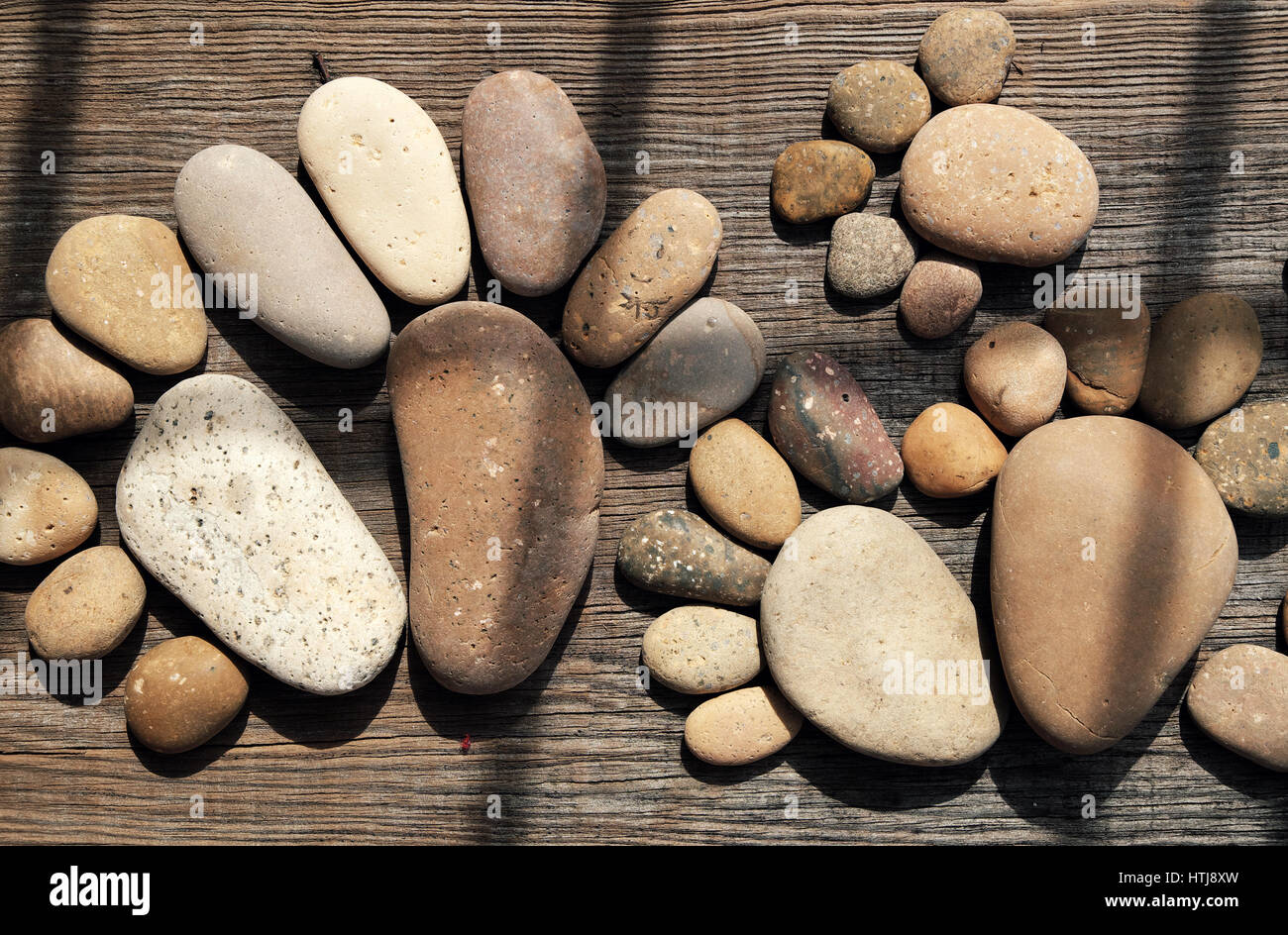 Abstract carino concetto su uno sfondo di legno da ciottoli, incredibile disposti boulder alla famiglia di footprint, impressionante forma da pebblestone Foto Stock