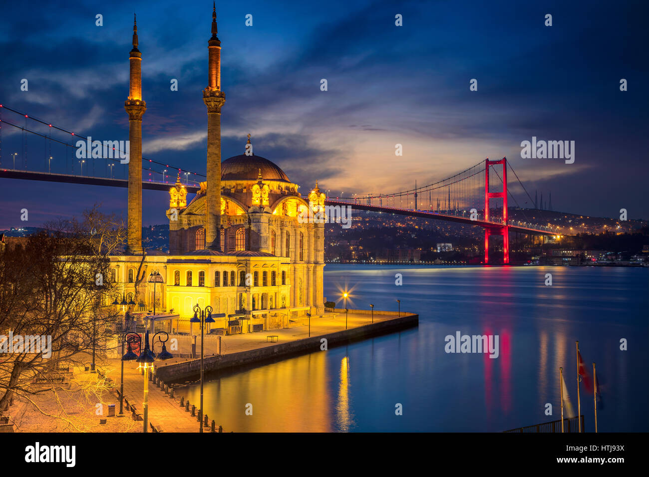 Istanbul. Immagine della Moschea Ortakoy con Ponte sul Bosforo a Istanbul durante il blu crepuscolo ora. Foto Stock