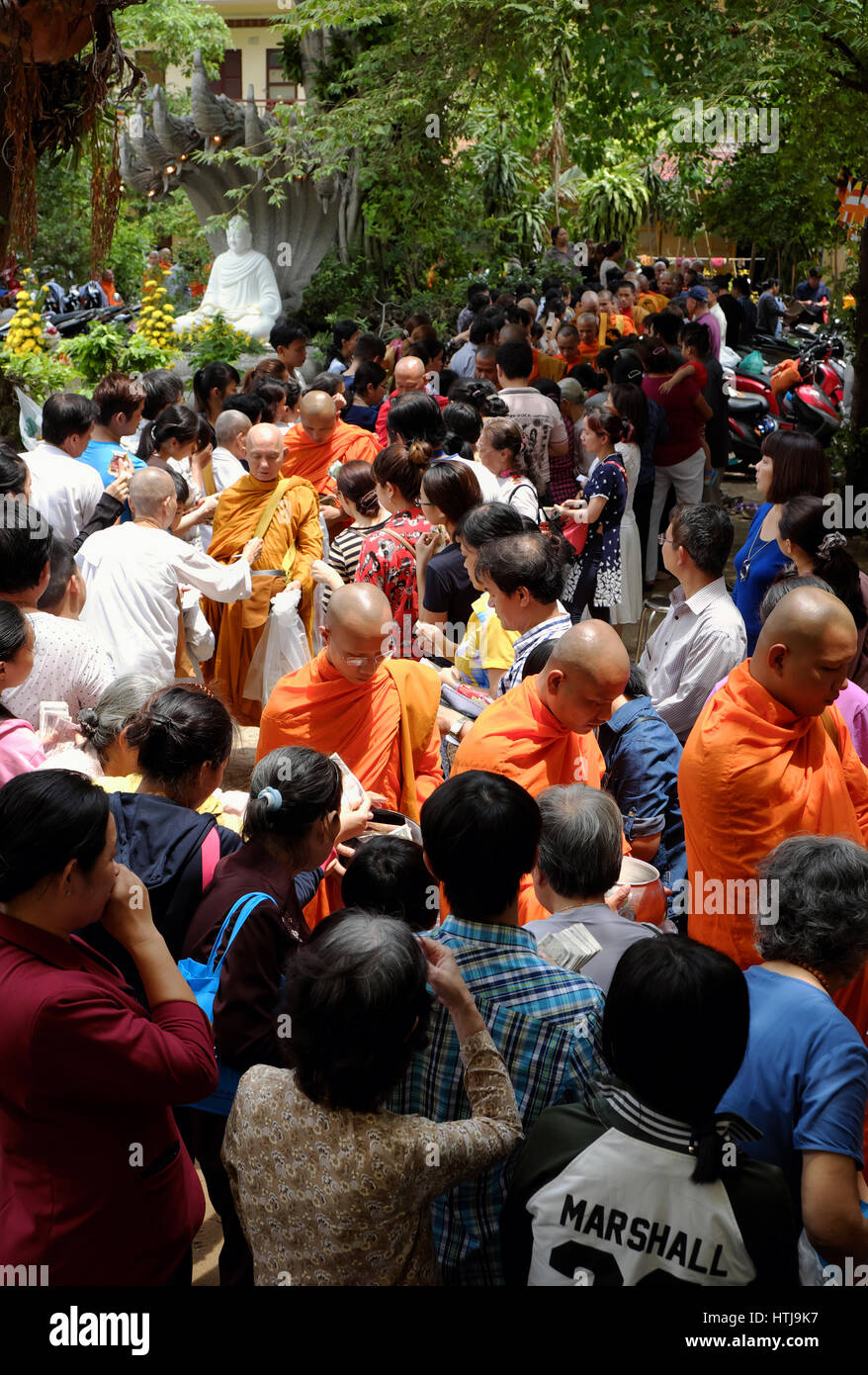 Ho Chi Minh city, religione attività al tempio buddista sul del Buddha celebrazione di compleanno, Asia i monaci a piedi a mendicare per l elemosina, cultura tradizionale, Vietnam Foto Stock