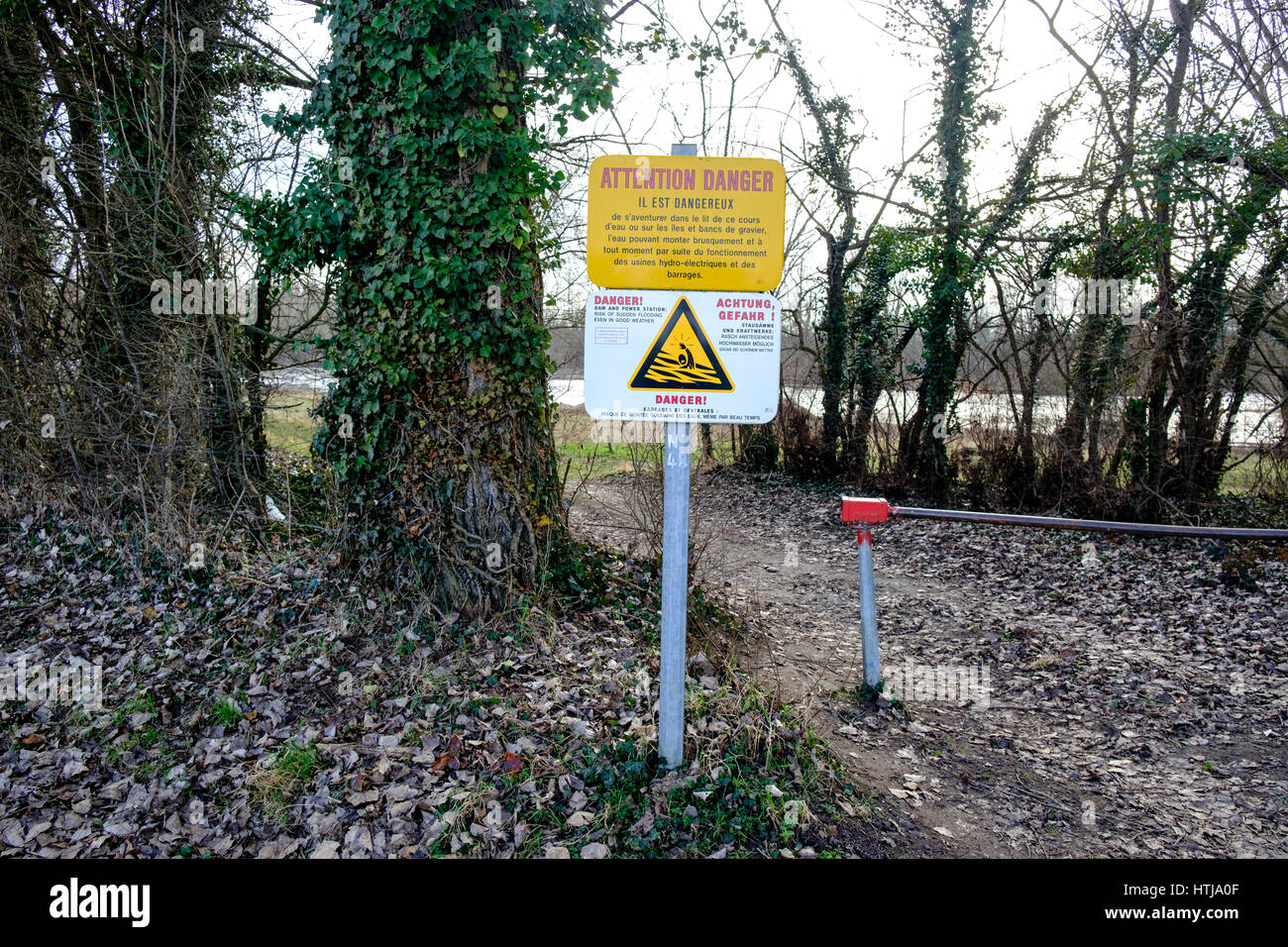 Attenzione pericolo. Il est Dangereux" (attenzione, è pericoloso) segnale di avvertimento circa le inondazioni sulle rive del fiume Loira vicino a Saint Etienne, Francia Foto Stock