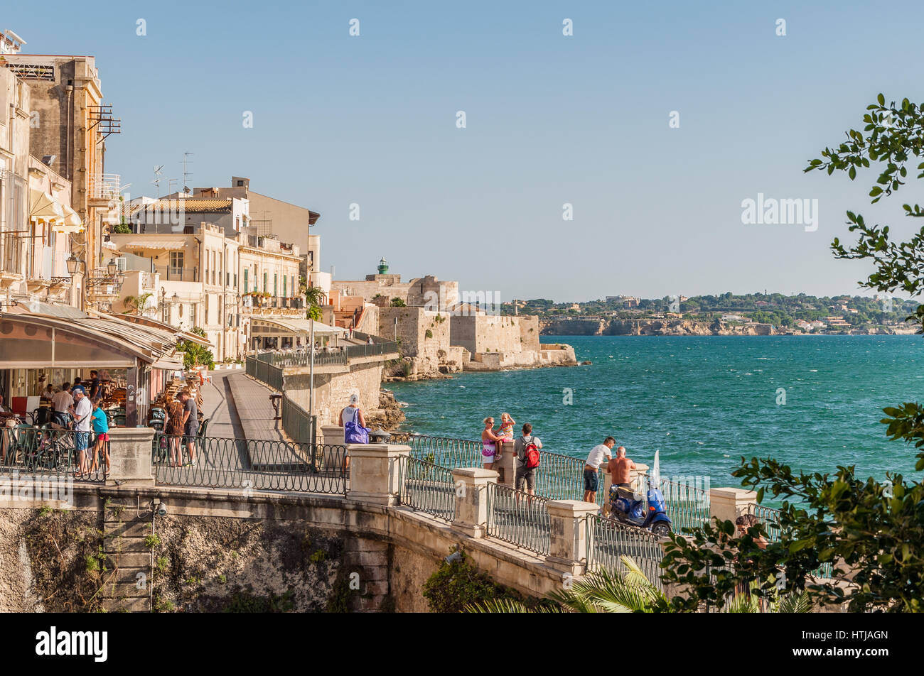 Siracusa, Italia - 14 settembre 2015: costa di Isola di Ortigia a città di Siracusa, Sicilia, Italia Foto Stock