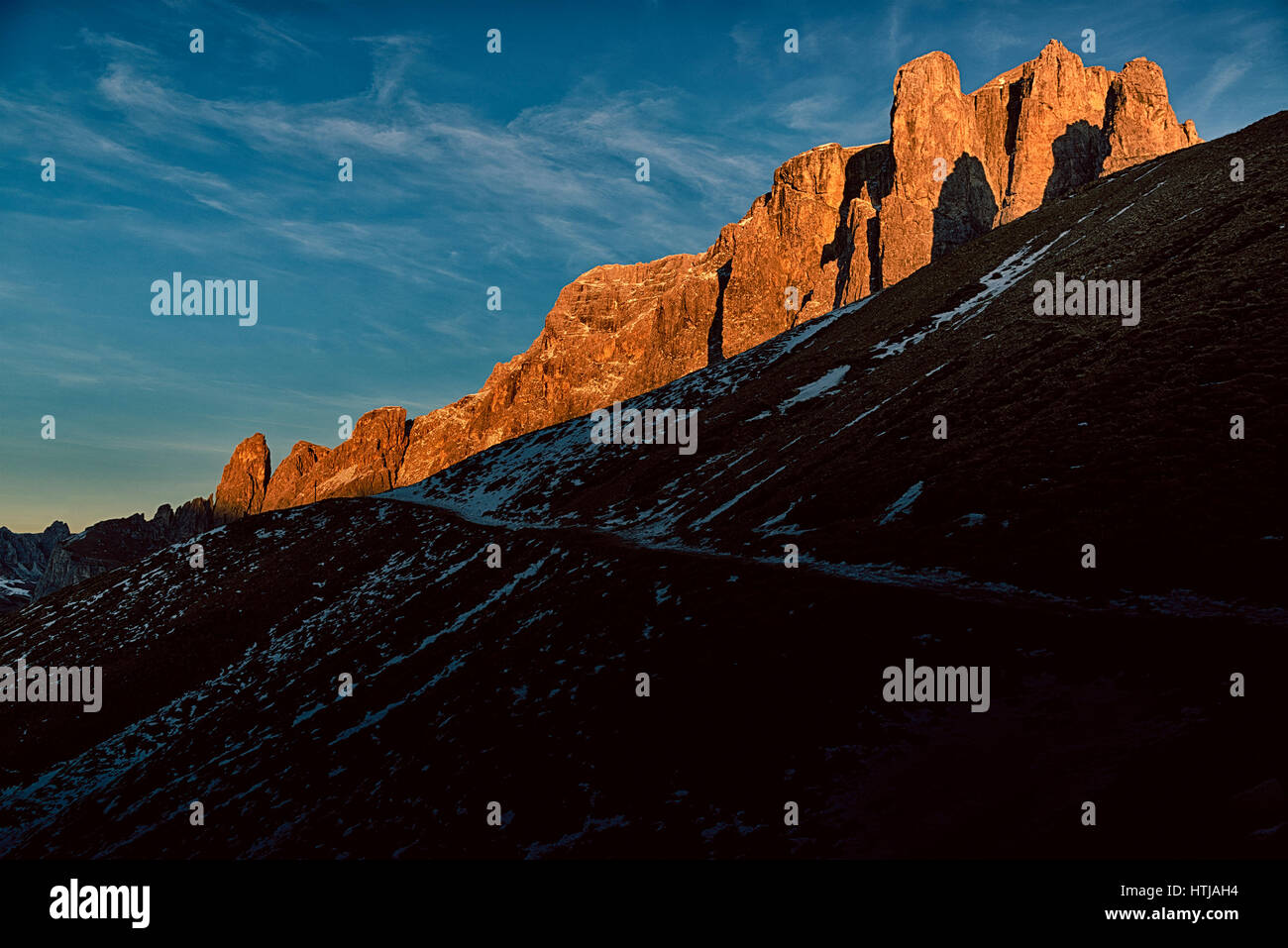 Tramonto sulla Torre del Sella in inverno magico fine della giornata, Dolomiti - Italia Foto Stock