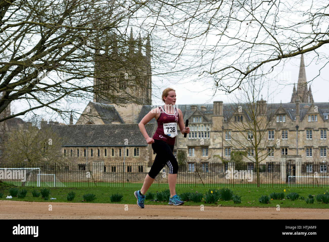 Una femmina di runner passando Merton College Chapel in Teddy Hall relè, Oxford, Regno Unito Foto Stock