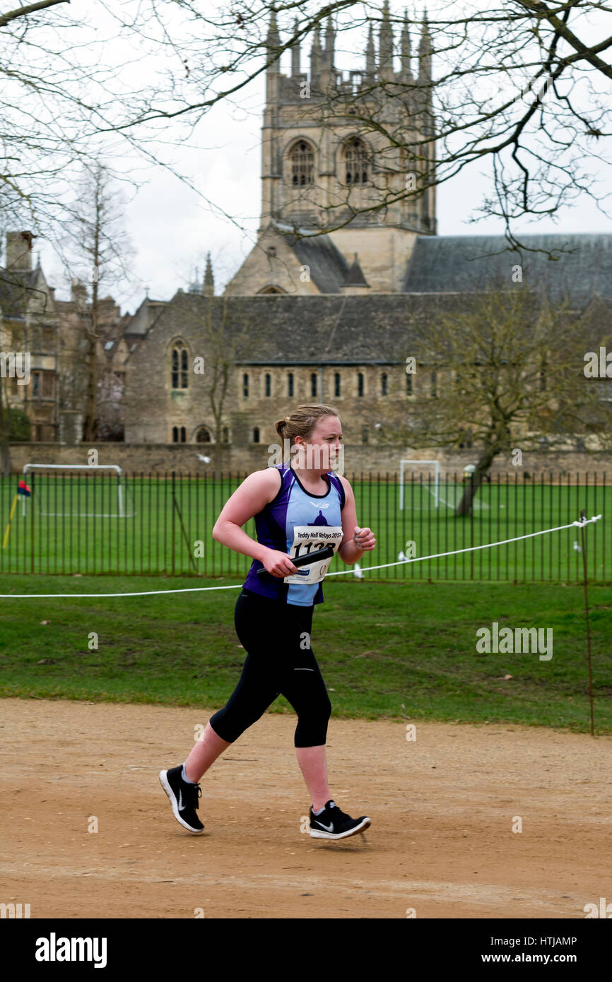 Una femmina di runner passando Merton College Chapel in Teddy Hall relè, Oxford, Regno Unito Foto Stock