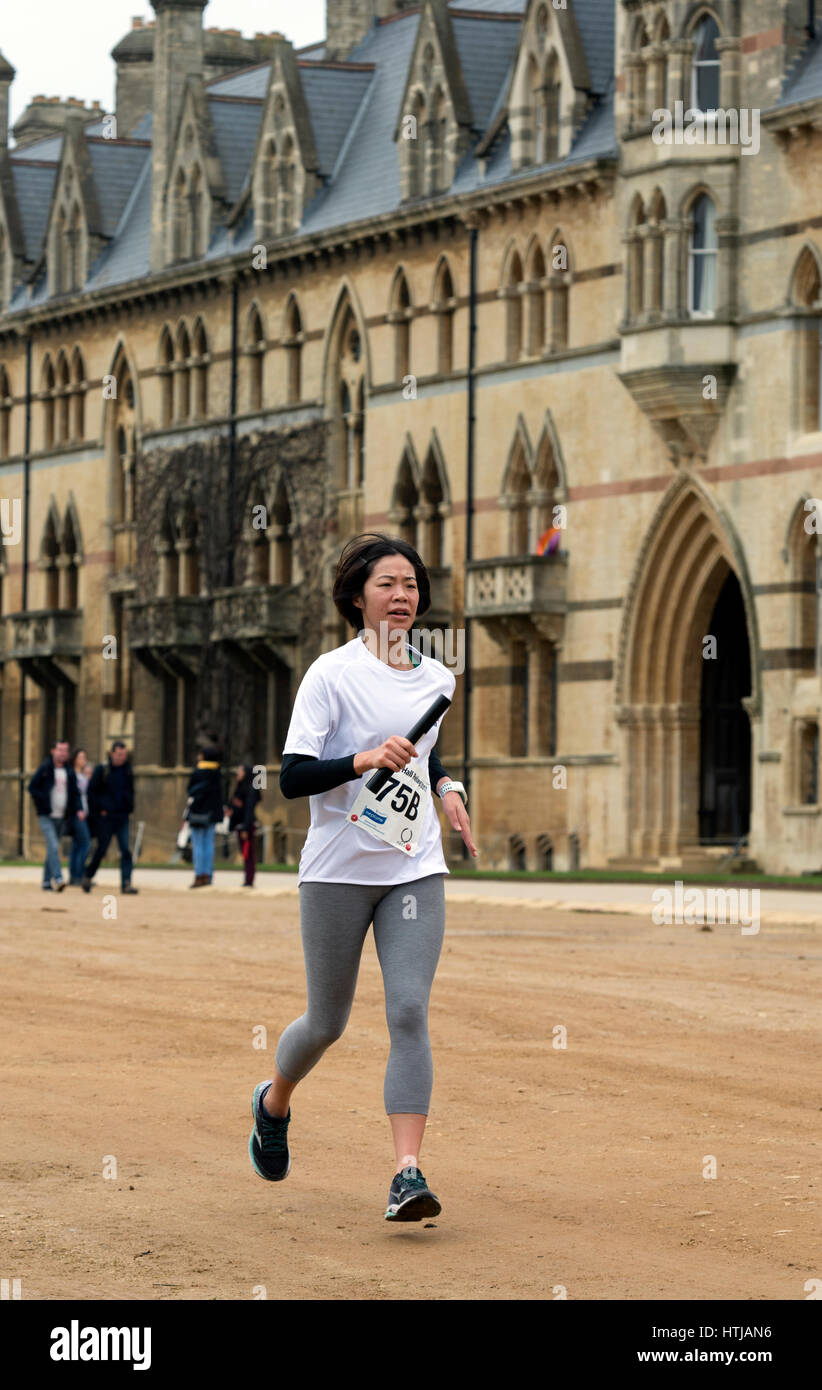 Una femmina di runner passando Christ Church College di Teddy Hall relè, Oxford, Regno Unito Foto Stock