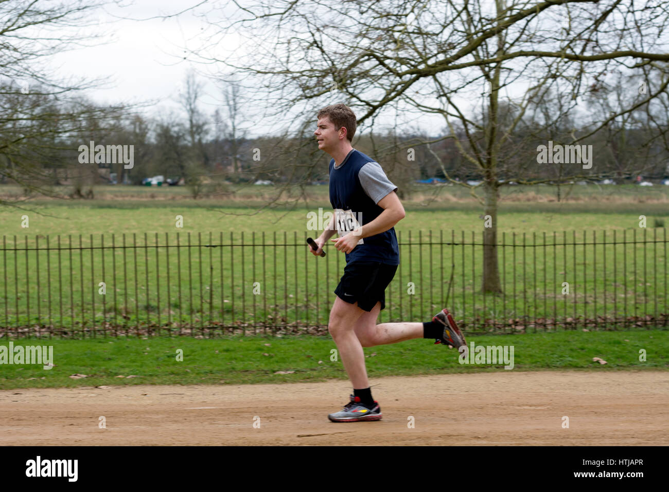 Un maschio di runner in Teddy Hall relè, Oxford, Regno Unito Foto Stock