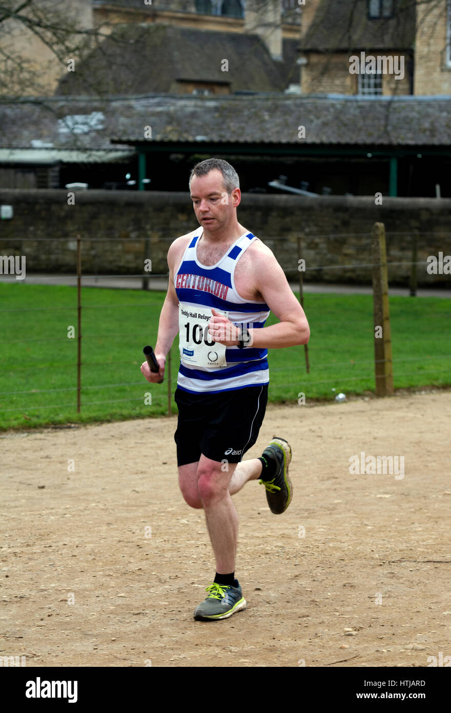 Un maschio club runner in Teddy Hall relè, Oxford, Regno Unito Foto Stock