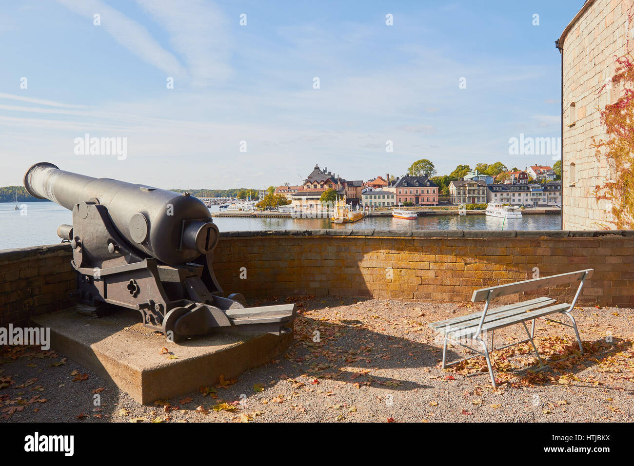 Città di Vaxholm visto dalla Fortezza di Vaxholm, arcipelago di Stoccolma, Svezia e Scandinavia Foto Stock