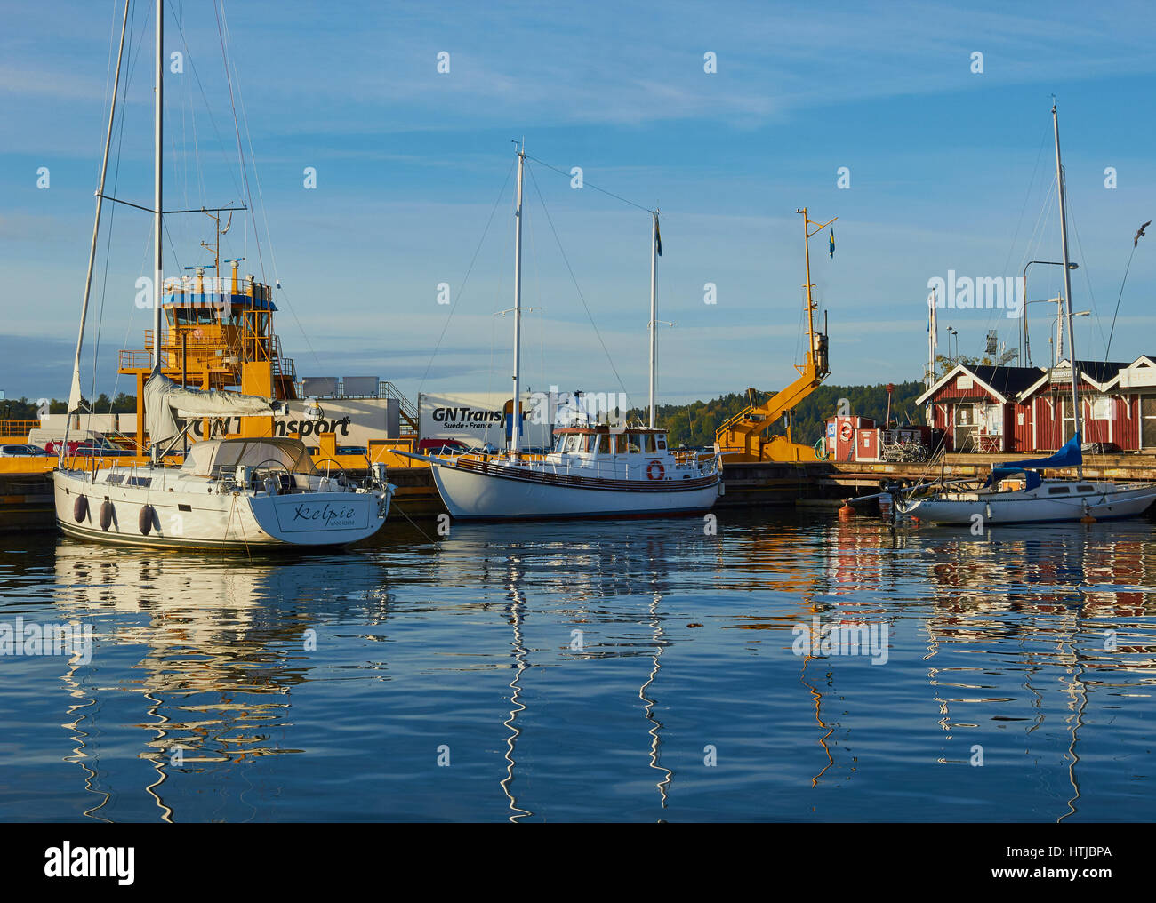 Ormeggiate barche e traghetti nel porto di Vaxholm, arcipelago di Stoccolma, Svezia e Scandinavia Foto Stock