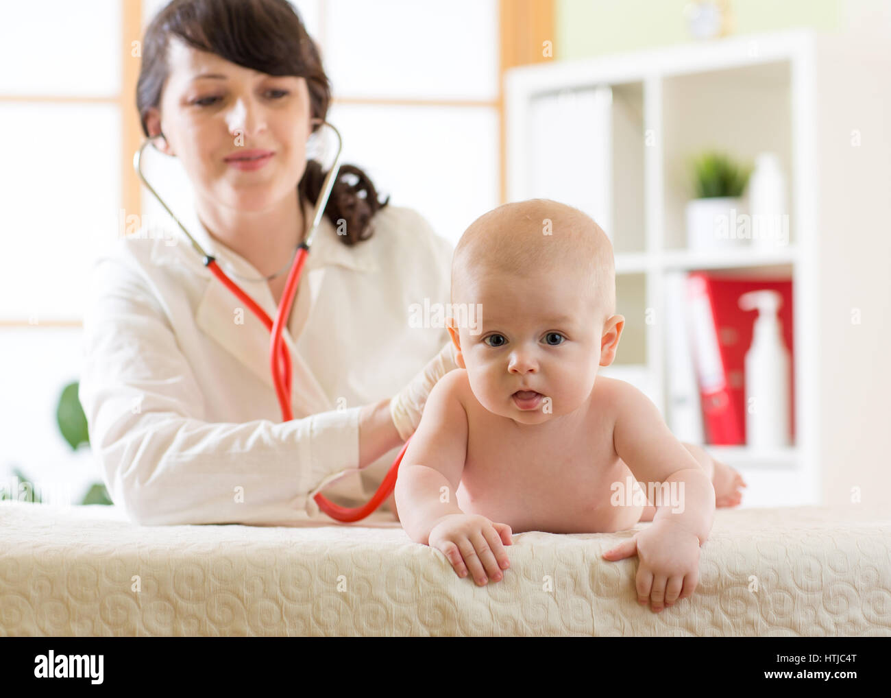 Donne medico pediatra controllo paziente neonato Foto Stock