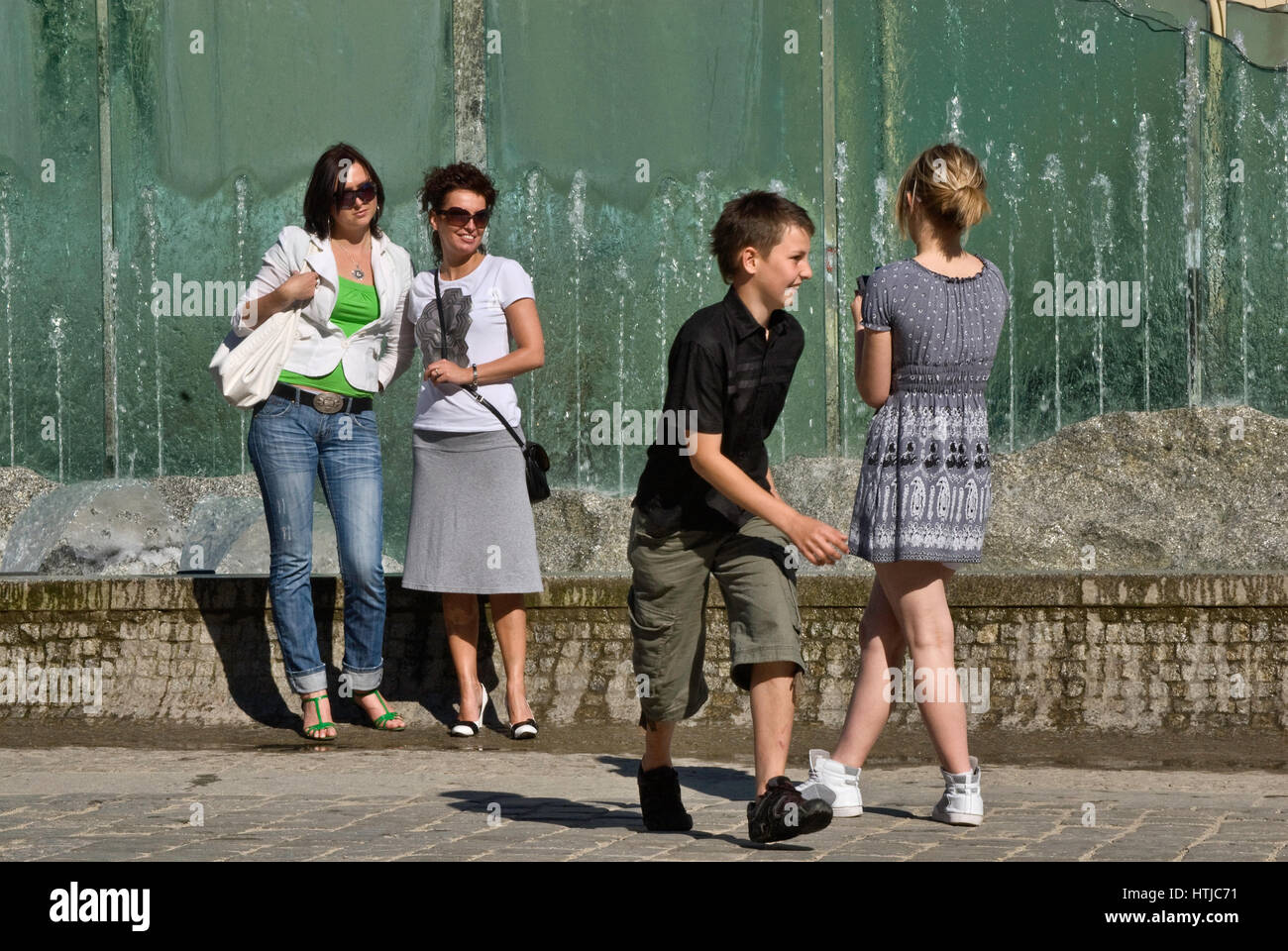 Che posano per una foto a Rynek Fontana, costruito 1996, progettato da Alojzy Gryt, a Rynek (Piazza del Mercato) a Wroclaw, Bassa Slesia, Polonia Foto Stock