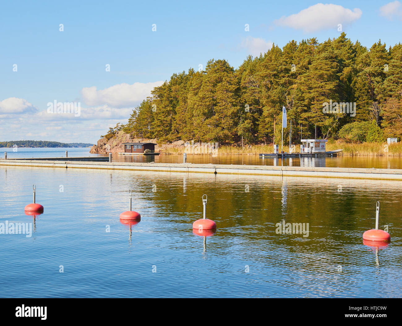 Floating stazione di benzina sulla isola di Grinda, arcipelago di Stoccolma, Svezia e Scandinavia Foto Stock