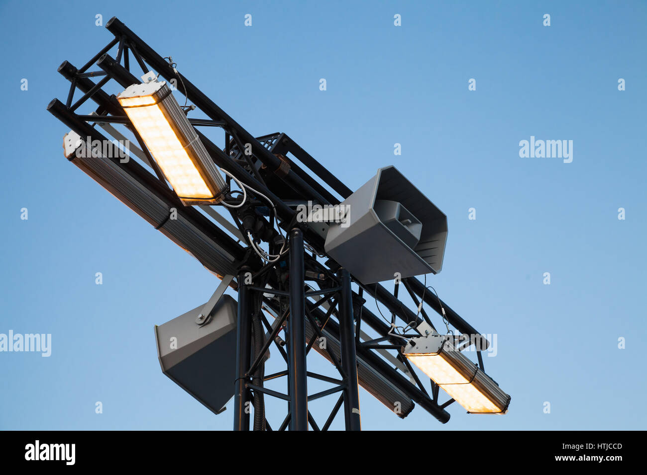 Città moderna il palo della luce con altoparlanti su blue sky Foto Stock