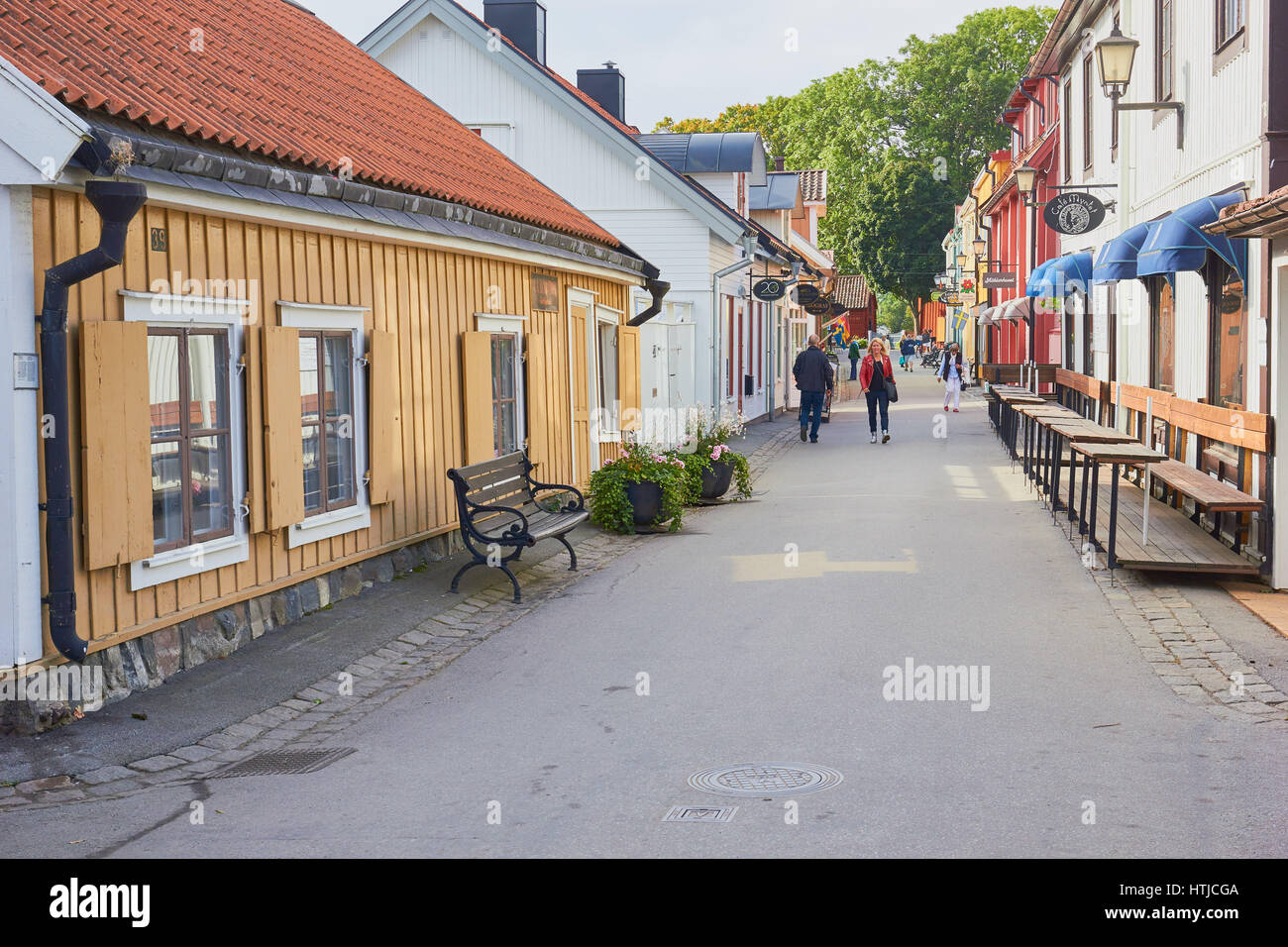 La Stora Gatan la strada principale di Sigtuna la città più antica della Svezia, contea di Stoccolma, Svezia e Scandinavia Foto Stock
