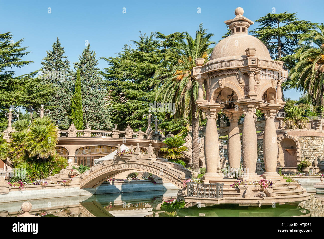 Park e la bizzarra architettura della Villa Grock in Ornelia, Imperia, alla costa ligure, a nord-ovest dell'Italia. Foto Stock