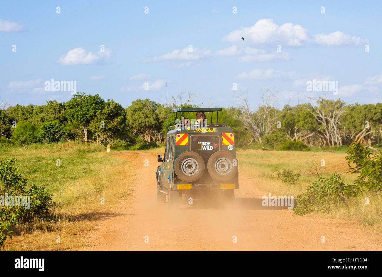 Veicolo di Safari con i turisti nel parco nazionale orientale di Tsavo in Kenya. Foto Stock