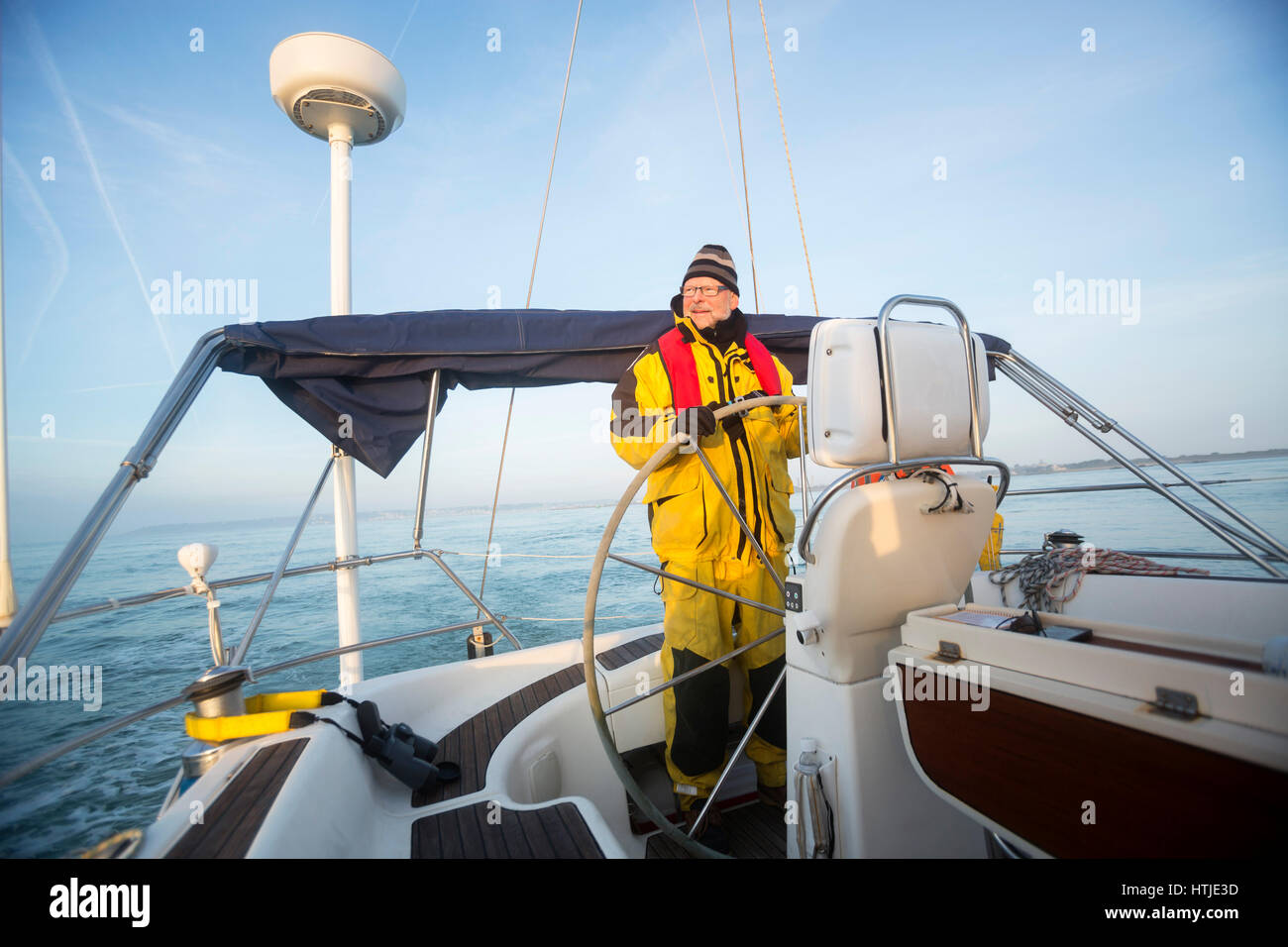 Uomo volante di barche a vela in mare Foto Stock