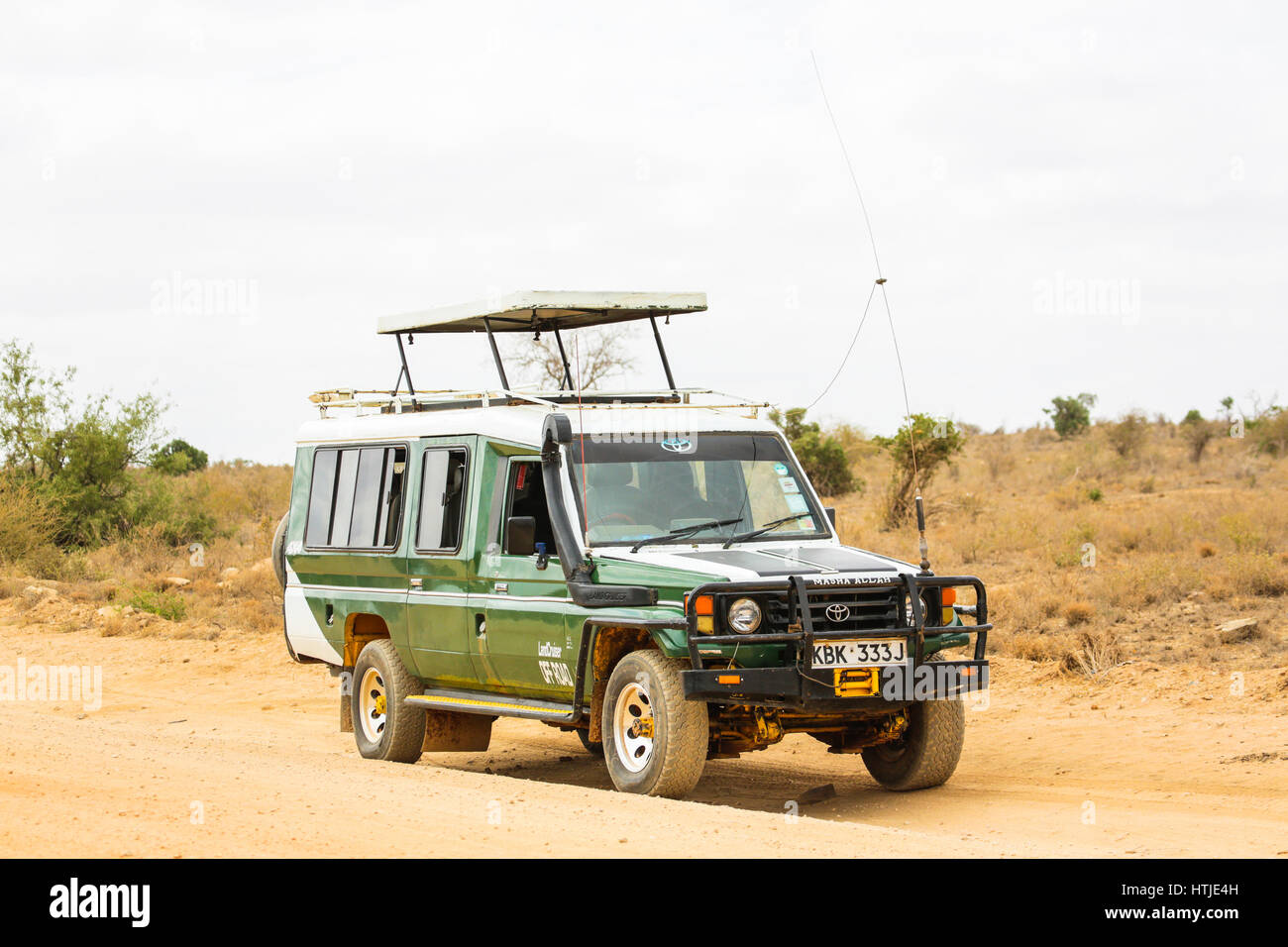 Safari veicoli all'entrata del parco nazionale orientale di Tsavo in Kenya. Foto Stock