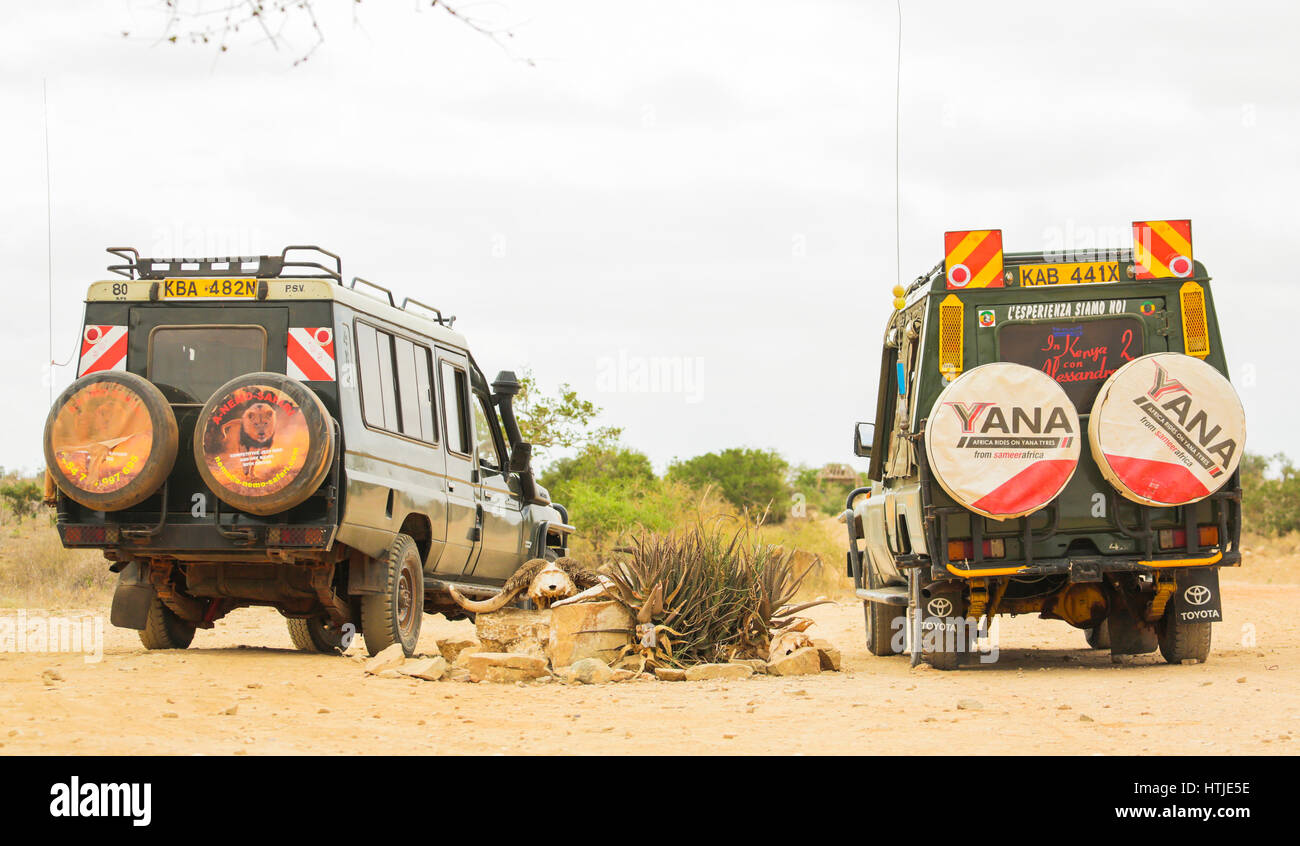 Safari veicoli all'entrata del parco nazionale orientale di Tsavo in Kenya. Foto Stock