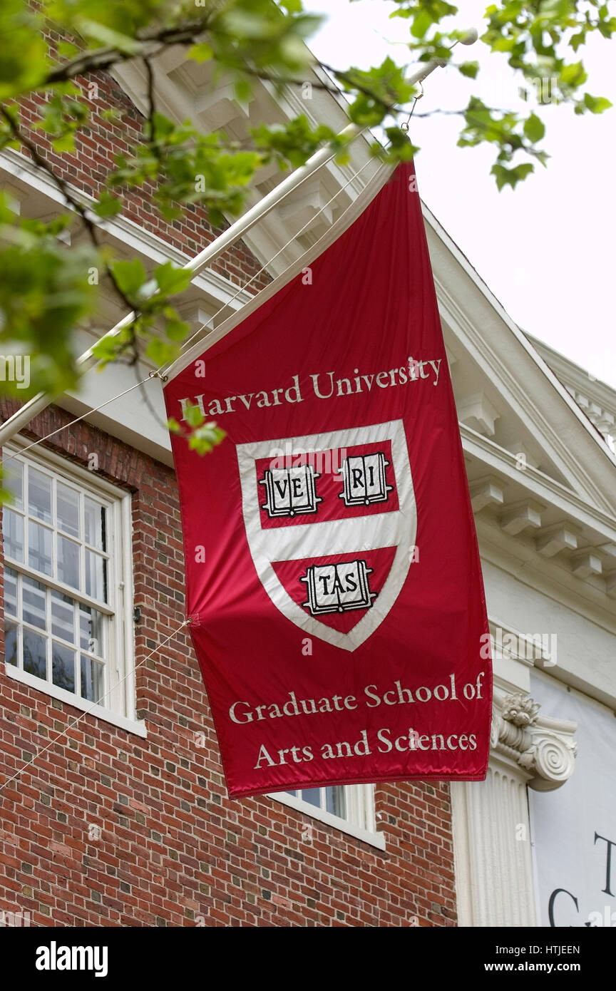 La Harvard University bandiera - battenti sul campus Foto Stock