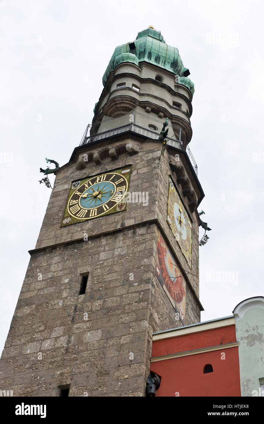 La vecchia torre dell orologio nella Città Vecchia, Innsbruck, in Tirolo, Austria Foto Stock