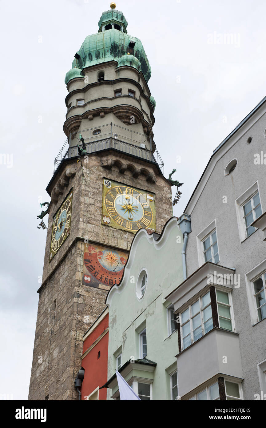 La vecchia torre dell orologio nella Città Vecchia, Innsbruck, in Tirolo, Austria Foto Stock