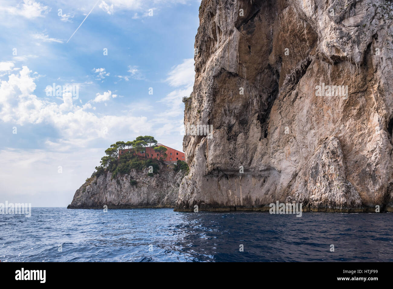 Vista della scogliera costa di Isola di Capri, Italia Foto Stock
