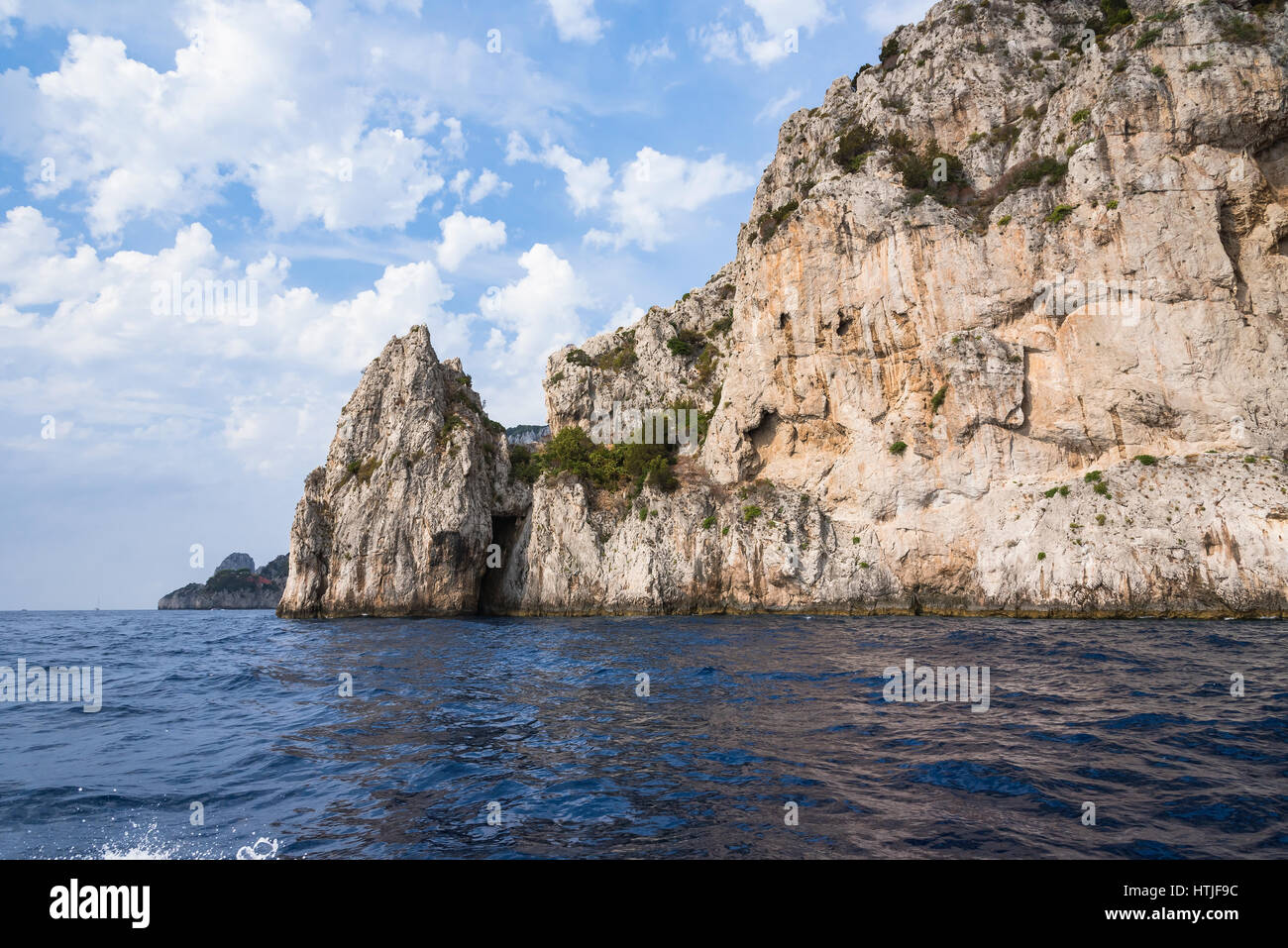 Vista della scogliera costa di Isola di Capri, Italia Foto Stock