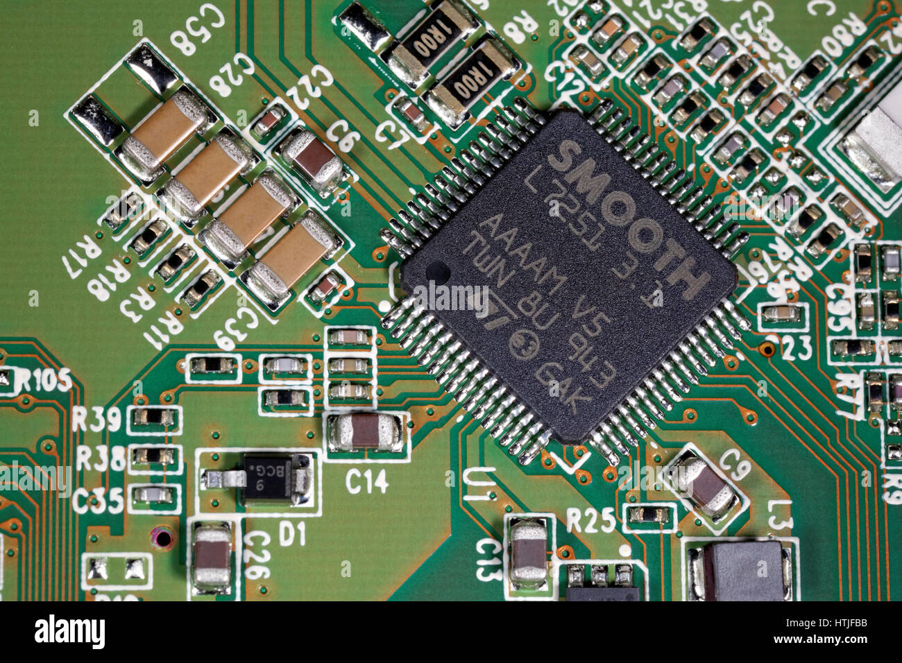 Close-up di liscio L7251 circuito integrato su unità disco rigido scheda a circuito stampato Foto Stock