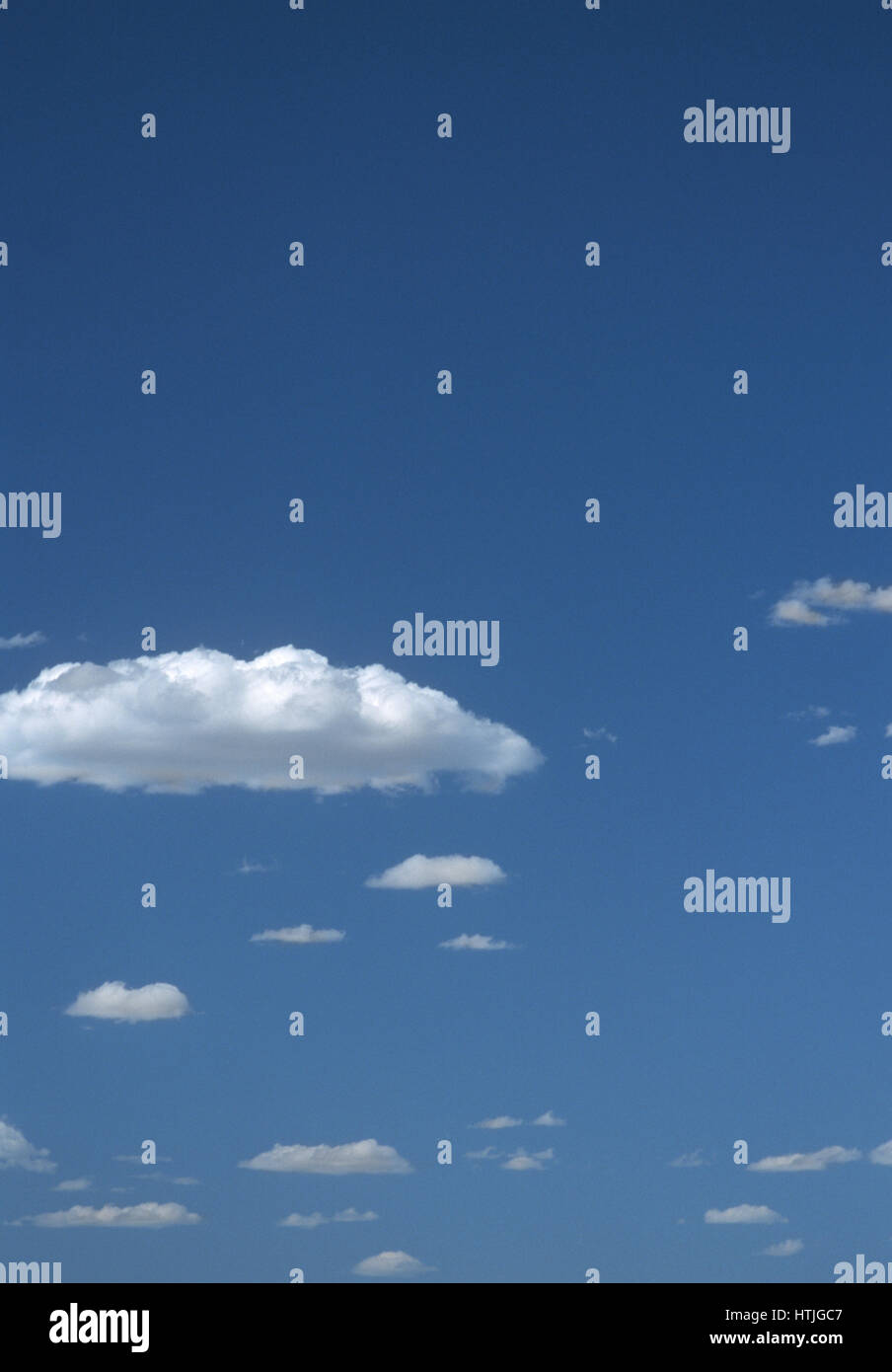 Nuvole nel cielo blu Foto Stock