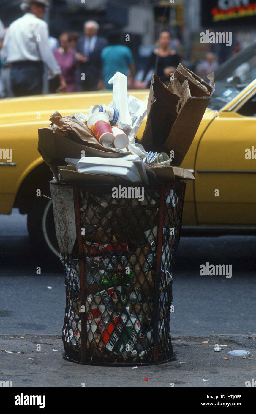 Traboccante di Garbage contenitore,New York City Foto Stock
