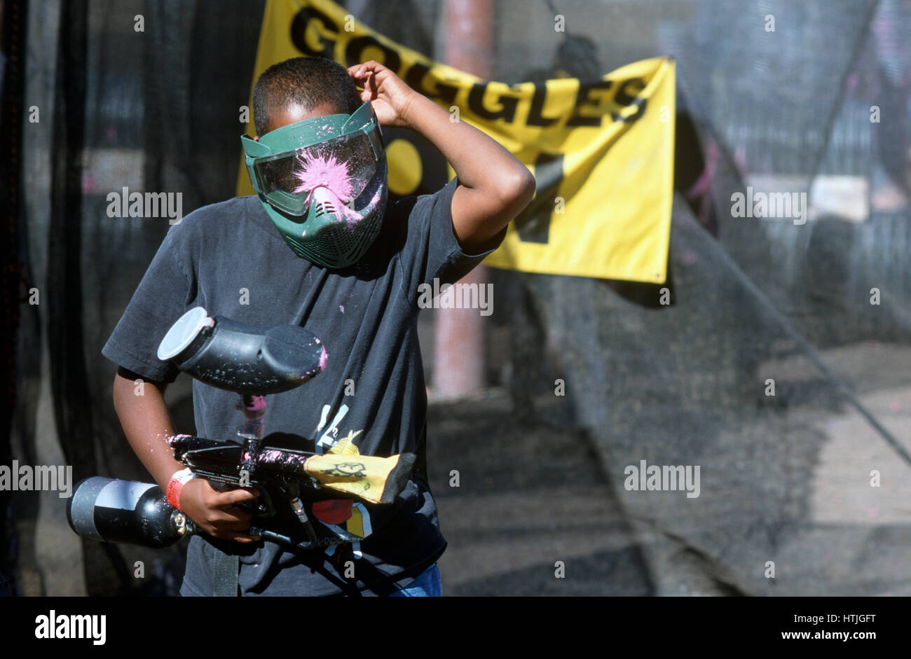 Lettore di Paintball shot tra gli occhi. Il motivo per cui gli indumenti di protezione è importante. Foto Stock