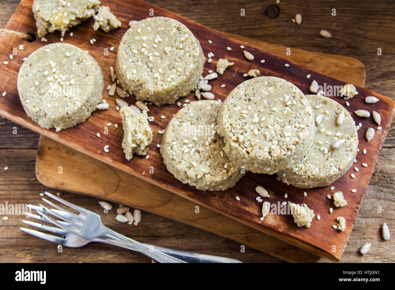 In Casa Girasole organici semi di sesamo e miele Halva - tradizionale orientale sana dieta organici vegetariano vegano dessert delizioso cibo con i dadi, Foto Stock