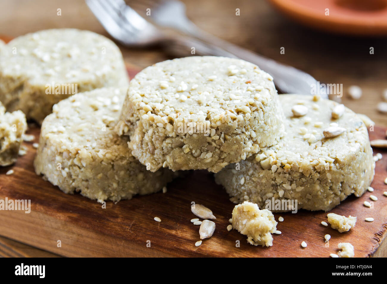 In Casa Girasole organici semi di sesamo e miele Halva - tradizionale orientale sana dieta organici vegetariano vegano dessert delizioso cibo con i dadi, Foto Stock