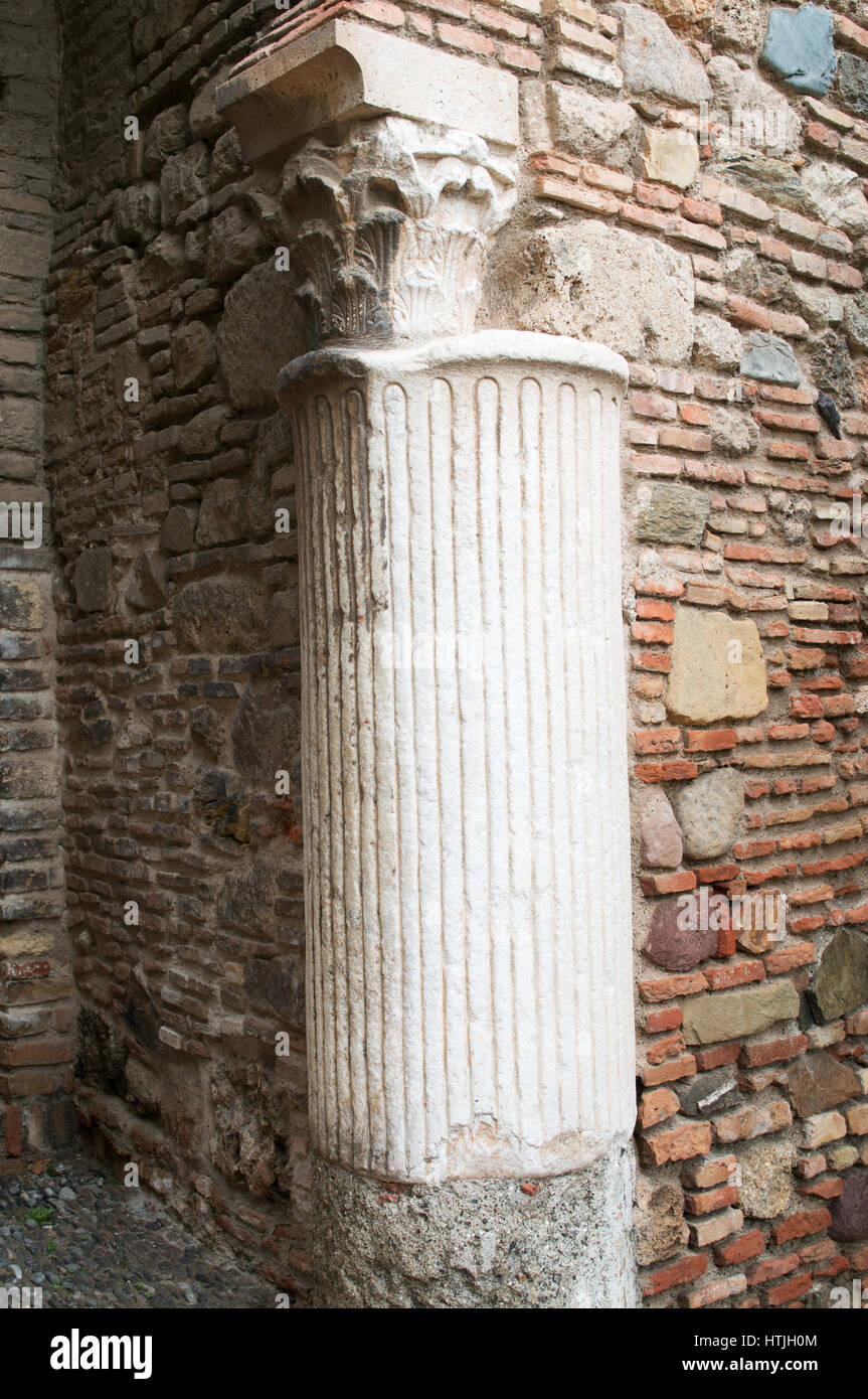 Vecchia romana colonna utilizzata entro la Alcazaba o castello moresco, Malaga, Andalusia, Spagna, Europa Foto Stock