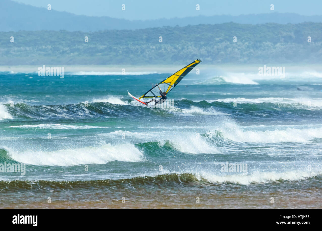Windsurf surf in condizioni di mare grosso con grandi onde a Seven Mile Beach, Gerroa, Illawarra Costa, Nuovo Galles del Sud, NSW, Australia Foto Stock