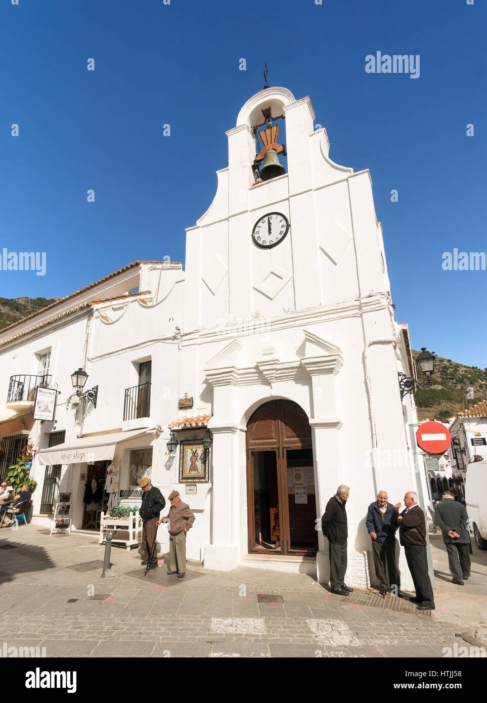 Un gruppo di vecchi uomini locali al di fuori della chiesa di San Sebastiano, Mijas, Andalusia, Spagna, Europa Foto Stock